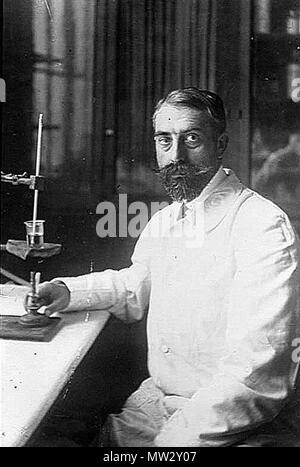 . Français: Ernest Madeleine dans son Laboratoire à l'Institut Pasteur, Vers 1913. 1913. [Inconnu] 193 Ernest Madeleine (Institut Pasteur) Stockfoto