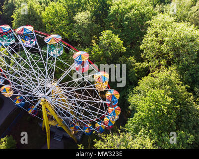 Riesenrad im Vergnügungspark an Sommermorgen. Luftaufnahmen Stockfoto