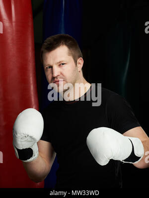 Kaukasische gesunde Boxer Portrait mit rised Arme vor Stockfoto