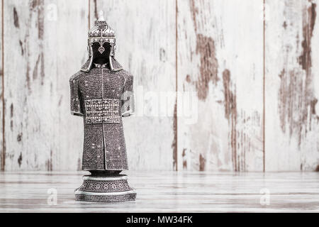Silber religiöse Statuette als Rüstung auf weißem Holz Hintergrund Stockfoto