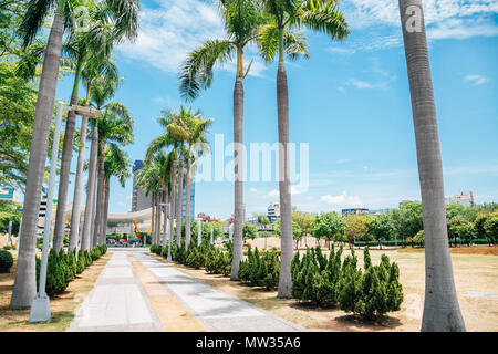 Kaohsiung, Taiwan - 6. Mai 2018: Central Park Station und Palmen. Stockfoto