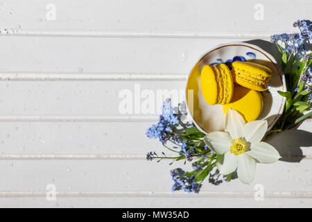 Verschiedene Arten von makronen in Bewegung, der auf einem weißen Holz- Hintergrund Stockfoto