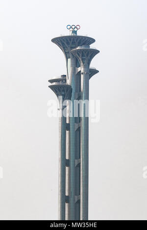 Der Olympische Park Aussichtsturm ist Teil der Olympischen Grün im Chaoyang Bezirk von Peking. Stockfoto