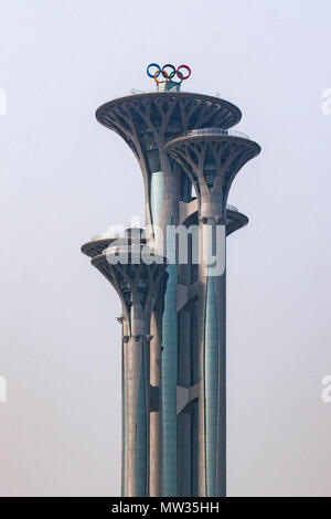 Der Olympische Park Aussichtsturm ist Teil der Olympischen Grün im Chaoyang Bezirk von Peking. Stockfoto