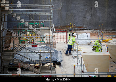 Die Bauarbeiter in die Grundlagen von Sir Henry Royce Institut für fortgeschrittene Werkstoffe ein weltweit führendes Zentrum für Advanced Materials Research Stockfoto