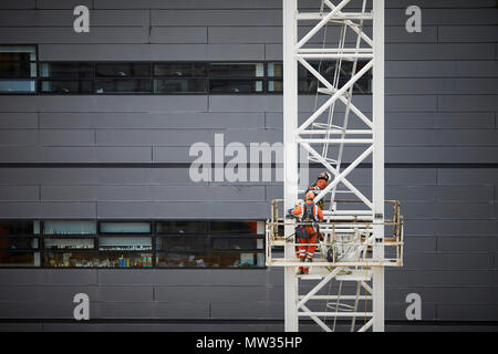 Bauarbeiter Gebäude der Turm Kran bei Sir Henry Royce Institut für fortgeschrittene Werkstoffe ein weltweit führendes Zentrum für fortgeschrittene Werkstoffe rese Stockfoto