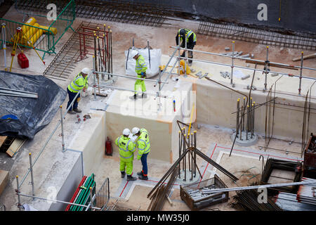 Die Bauarbeiter in die Grundlagen von Sir Henry Royce Institut für fortgeschrittene Werkstoffe ein weltweit führendes Zentrum für Advanced Materials Research Stockfoto