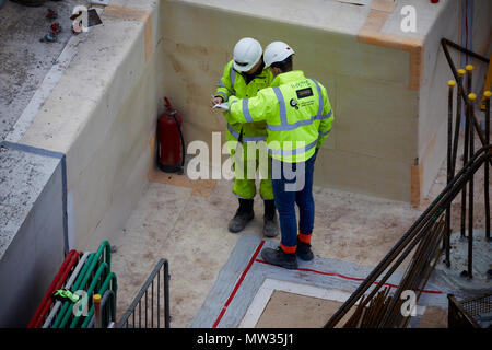 Die Bauarbeiter in die Grundlagen von Sir Henry Royce Institut für fortgeschrittene Werkstoffe ein weltweit führendes Zentrum für Advanced Materials Research Stockfoto