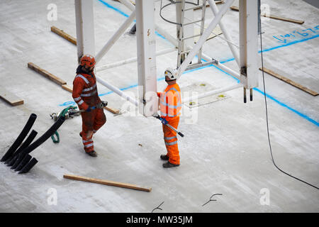 Bauarbeiter Gebäude der Turm Kran bei Sir Henry Royce Institut für fortgeschrittene Werkstoffe ein weltweit führendes Zentrum für fortgeschrittene Werkstoffe rese Stockfoto