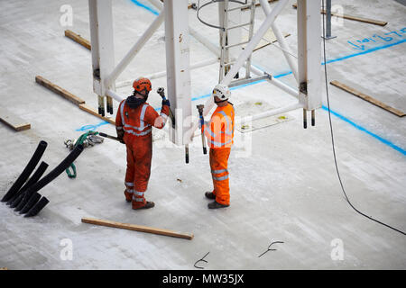 Bauarbeiter Gebäude der Turm Kran bei Sir Henry Royce Institut für fortgeschrittene Werkstoffe ein weltweit führendes Zentrum für fortgeschrittene Werkstoffe rese Stockfoto