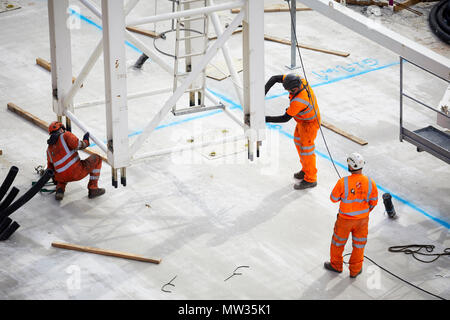 Bauarbeiter Gebäude der Turm Kran bei Sir Henry Royce Institut für fortgeschrittene Werkstoffe ein weltweit führendes Zentrum für fortgeschrittene Werkstoffe rese Stockfoto