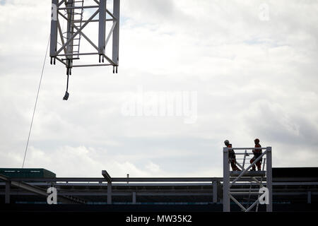 Bauarbeiter Gebäude der Turm Kran bei Sir Henry Royce Institut für fortgeschrittene Werkstoffe ein weltweit führendes Zentrum für fortgeschrittene Werkstoffe rese Stockfoto