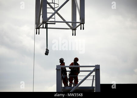 Bauarbeiter Gebäude der Turm Kran bei Sir Henry Royce Institut für fortgeschrittene Werkstoffe ein weltweit führendes Zentrum für fortgeschrittene Werkstoffe rese Stockfoto