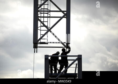 Bauarbeiter Gebäude der Turm Kran bei Sir Henry Royce Institut für fortgeschrittene Werkstoffe ein weltweit führendes Zentrum für fortgeschrittene Werkstoffe rese Stockfoto