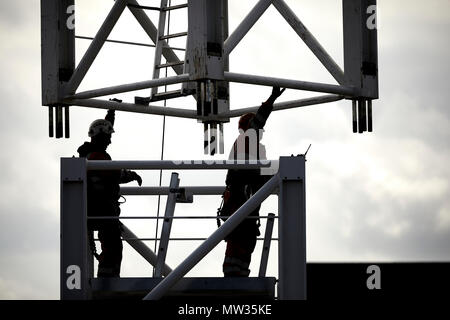 Bauarbeiter Gebäude der Turm Kran bei Sir Henry Royce Institut für fortgeschrittene Werkstoffe ein weltweit führendes Zentrum für fortgeschrittene Werkstoffe rese Stockfoto