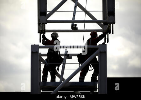 Bauarbeiter Gebäude der Turm Kran bei Sir Henry Royce Institut für fortgeschrittene Werkstoffe ein weltweit führendes Zentrum für fortgeschrittene Werkstoffe rese Stockfoto