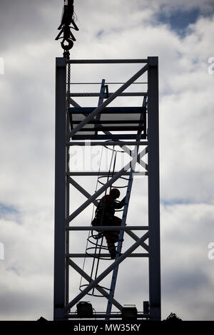 Bauarbeiter Gebäude der Turm Kran bei Sir Henry Royce Institut für fortgeschrittene Werkstoffe ein weltweit führendes Zentrum für fortgeschrittene Werkstoffe rese Stockfoto