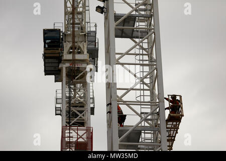 Bauarbeiter Gebäude der Turm Kran bei Sir Henry Royce Institut für fortgeschrittene Werkstoffe ein weltweit führendes Zentrum für fortgeschrittene Werkstoffe rese Stockfoto