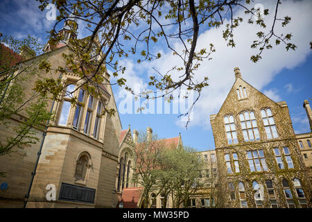 Universität Manchester (L) John Owens Gebäude und Beyer Gebäude im alten Viereck traditionelle ältere Sandsteingebäude Stockfoto