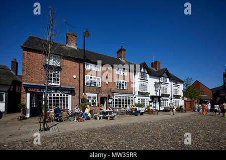 Sonnigen Tag an Cheshire Osten Marktstadt Sandbach, das Kopfsteinpflaster Marktplatz The Market Tavern Pub und Restaurant Casa Mia Stockfoto