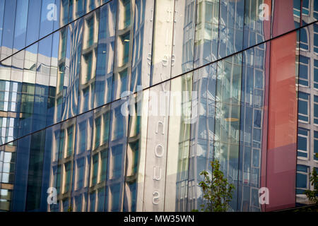 Manchester City Centre Astley Haus spiegelt sich im Fenster der Alliierten London Sehenswürdigkeiten Büros Nr. 1 Neubaugebietes Spinningfields entfernt Stockfoto