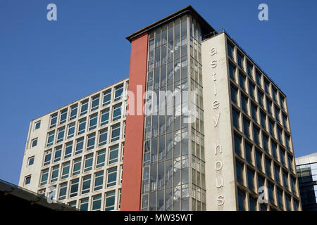 Manchester City Centre Astley House Büros über durch die Alliierten London renoviert worden zu sein, bringt es bis zu Datum mit benachbarten Spinningfield developme Stockfoto