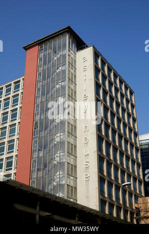 Manchester City Centre Astley House Büros über durch die Alliierten London renoviert worden zu sein, bringt es bis zu Datum mit benachbarten Spinningfield developme Stockfoto