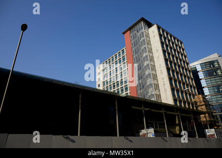 Manchester City Centre Astley House Büros über durch die Alliierten London renoviert worden zu sein, bringt es bis zu Datum mit benachbarten Spinningfield developme Stockfoto