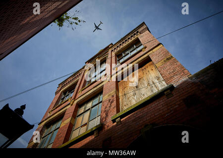 Die Stockport Stadtzentrum Altstadt, wo das Licht In, Restaurant in einer alten Mühle Gebäude wie einen Plan taker Route über den flightpath Stockfoto