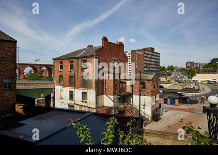 Die Stockport Stadtzentrum Wahrzeichen der Ups&Downs pub jetzt geschlossen befindet sich in der Wellington Road South bisher bekannten Wellington Inn. im Besitz von Burtonwoo Stockfoto