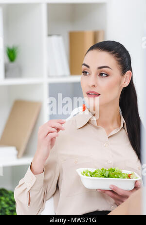 Portrait der Unternehmerin Essen nehmen Sie den Salat zum Mittagessen im Büro Stockfoto