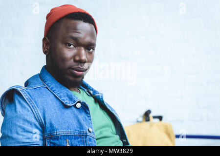 Junger Mann in Red Hat und Jeans Shirt Stockfoto