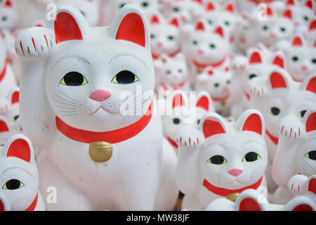 Maneki Neko - glückliche Katzen bei Goutokuji Schrein, Tokio, Japan Stockfoto