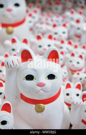 Maneki Neko - glückliche Katzen bei Goutokuji Schrein, Tokio, Japan Stockfoto