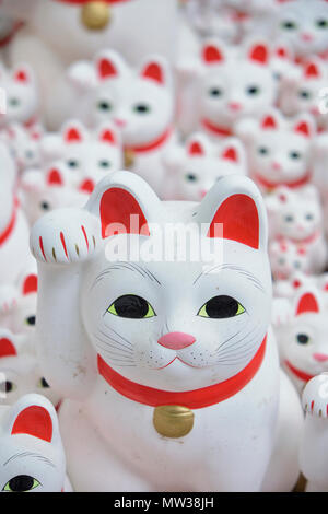 Maneki Neko - glückliche Katzen bei Goutokuji Schrein, Tokio, Japan Stockfoto