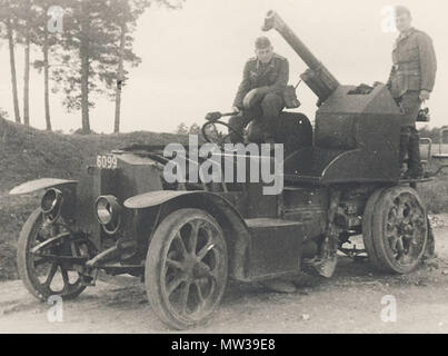 . Englisch: Deutsche Wehrmachtssoldaten auf einem erbeuteten französischen AA Autocanon De Dion-Bouton. 1940. Unbekannte Deutsche (PK?) Fotograf 654 WW II aufgenommene Französische Autocanon De Dion-Bouton Stockfoto