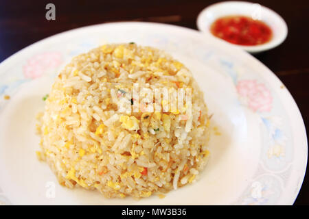 Gebratener Reis im asiatischen Stil Essen Stockfoto