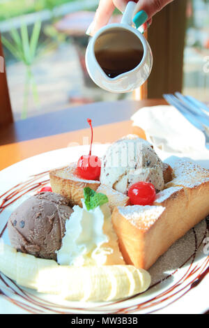 Honig Toast mit Bananen, Ahornsirup und Eis Stockfoto