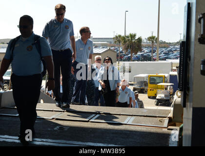 MAYPORT, Fla (27. April 2017) - Mitglieder der Vereinigung Honorary Commander von Cobb County, Ga. Überqueren Sie die quarterdeck der Amphibisches Schiff USS Iwo Jima (LHD7) bei einem Rundgang durch das Schiff. Iwo Jima führt derzeit eine geplante Wartung Verfügbarkeit. Stockfoto