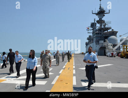 MAYPORT, Fla (27. April 2017) - Mitglieder der Vereinigung Honorary Commander von Cobb County, Ga Tour der Flug der Amphibisches Schiff USS Iwo Jima (LHD7). Iwo Jima führt derzeit eine geplante Wartung Verfügbarkeit. Stockfoto