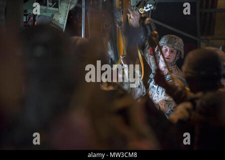 Ein jumpmaster von der 173Rd Airborne Brigade, 2nd Battalion, 503Rd Infanterie Regiment, beauftragt Fallschirmjäger vor einem Sprung über die Tschechische Republik während der Übung Sabre Junction 17, 27. April 2017. Die Übung bietet eine Plattform für die weitere Integration zwischen den USA und der NATO Special Operations und konventionellen Streitkräfte. Stockfoto