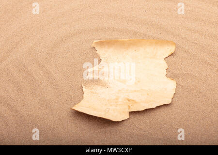 Geöffnet leere Nachricht Pergament liegt auf dem Sand des Strandes Stockfoto