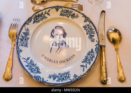 England, London, Bloomsbury, das Charles Dickens Museum, das Esszimmer, Platte Darstellung Bild von Charles Dickens Stockfoto