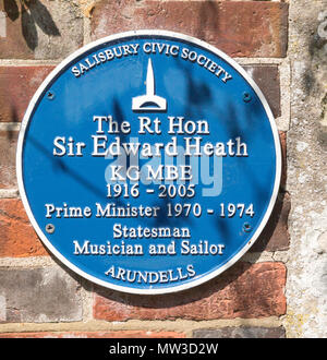 Blaue Plakette an Arundells zu Sir Edward Heath 1916-2005, Premierminister 1970-1974, Salisbury, Wiltshire, England, Großbritannien Stockfoto