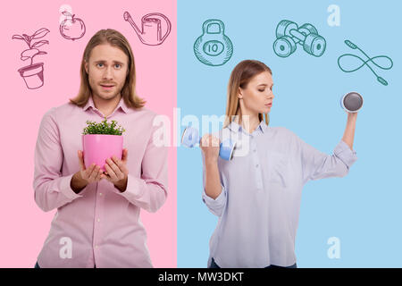 Starke Frau die Hand Gewichte und ihrem Ehemann in einem Blumentopf Stockfoto