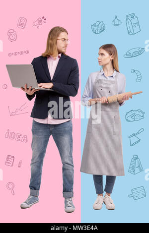 Junge Unternehmer auf seine müde Frau während Sie ein Laptop Stockfoto