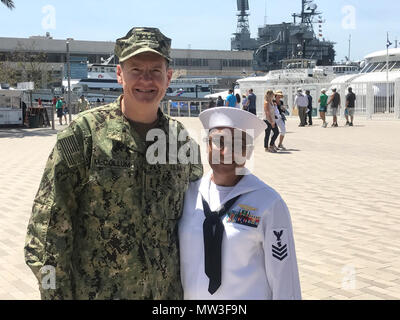 SAN DEIGO (28. April 2017) Vice Adm. Lukas McCollum, Chef der Marine Reserve, (Mitte) erhält einen Befehl kurze aus der Triade der Marine Region Südwest finden Komponente als Teil seiner gesamten Flotte Stockfoto