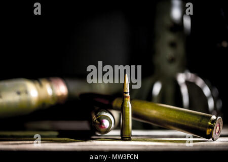 Waffen, Patrone auf Holz- Hintergrund, Platz für Text Stockfoto