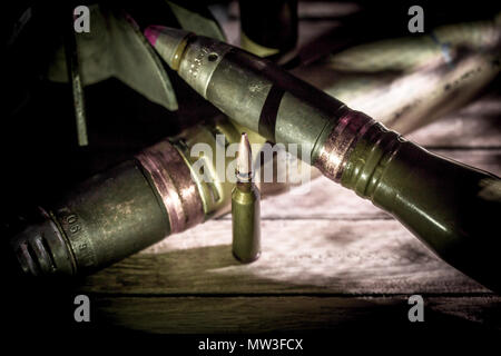 Waffen, Patrone auf Holz- Hintergrund, Platz für Text Stockfoto