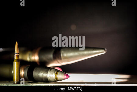 Waffen, Patrone auf Holz- Hintergrund, Platz für Text Stockfoto